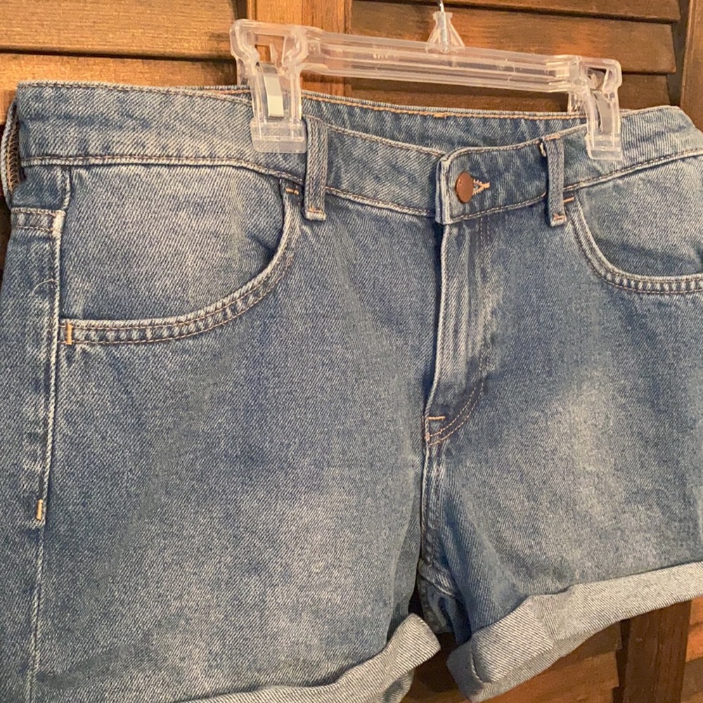 H&M Shorts - Picture 2 of 6